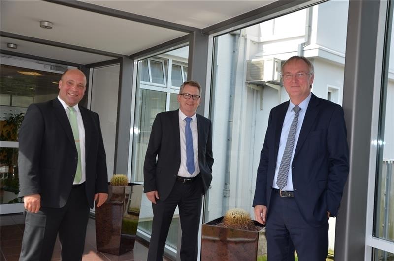 In Kehdingen erzielte die Volksbank wieder Zuwachsraten (von links): Björn Großmann, Joachim Fecht und Dietmar Bruß.