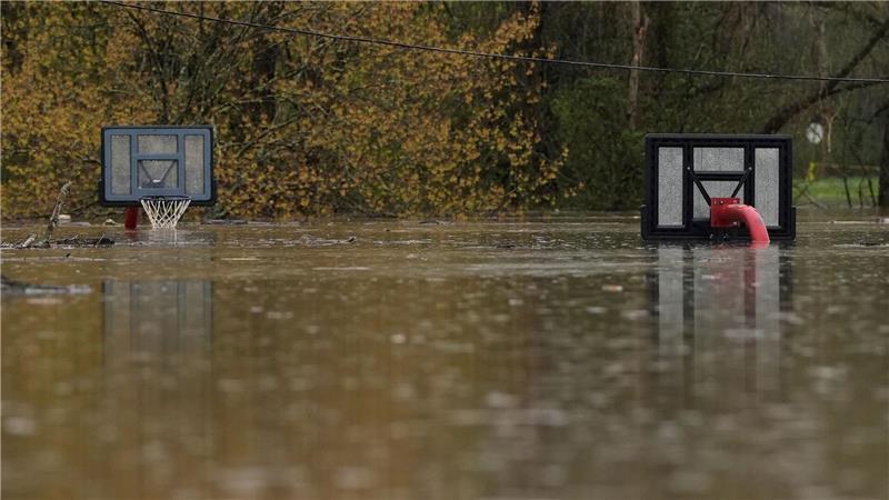 In Kentucky gab es mehrere Tote - ein neunjähriger Junge wurde auf dem Weg zum Bus von den Wassermassen weggeschwemmt.