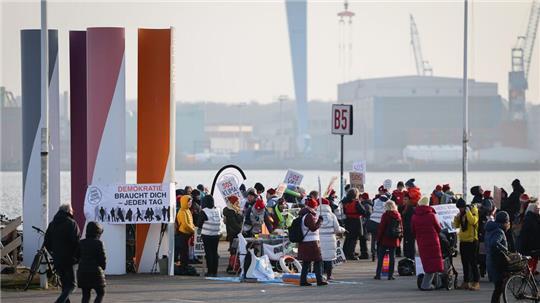 In Kiel hatten die „Omas gegen Rechts“ zur Demo aufgerufen.
