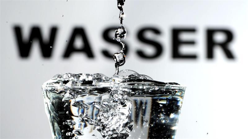 In Kiel nutzen die Menschen wegen der Hitze derzeit mehr Trinkwasser als sonst. (Symbolbild)