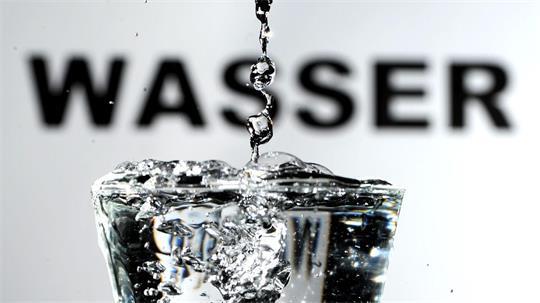 In Kiel nutzen die Menschen wegen der Hitze derzeit mehr Trinkwasser als sonst. (Symbolbild)