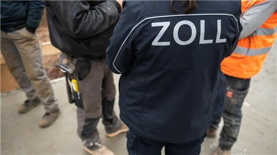 In Kiel und Lübeck führten Zollbeamte Kontrollen wegen illegaler Beschäftigung durch. (Symbolbild).