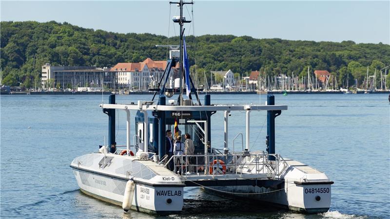 In Kiel wird der Forschungskatamaran MS „Wavelab“ in einem Projekt für autonomes Fahren eingesetzt. (Archivbild)