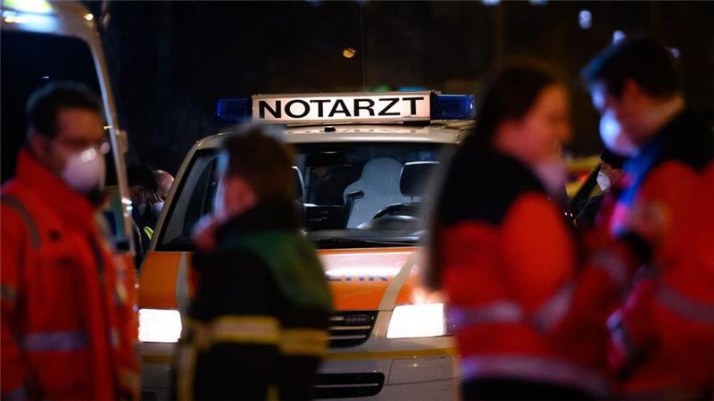 Polizei bei Notarzt-Einsatz in Kiel attackiert In Kiel wird die Polizei in der Silvesternacht von einer größeren Menschengruppe angegangen. Hintergrund ist der Einsatz eines Notarztes bei einem Herzinfarkt-Patienten. Die Menschen wollten die Polizei nicht dahaben, berichtet ein Sprecher. (Symbolbild)