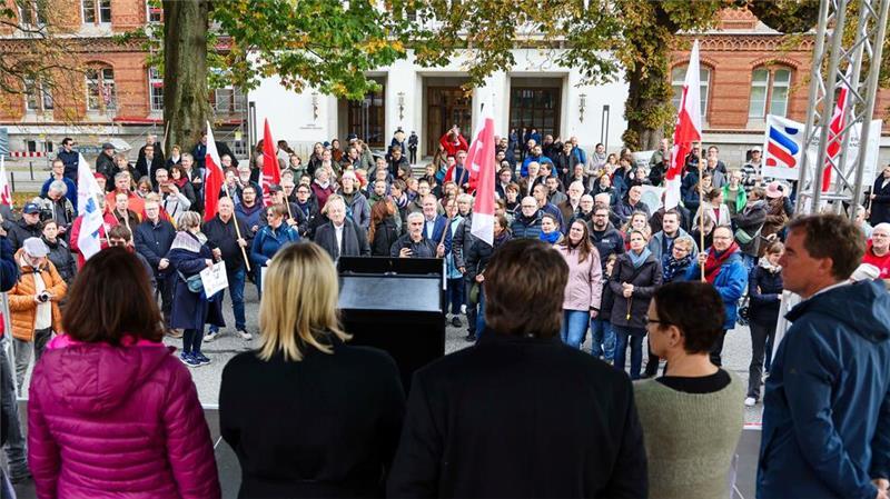 Scharfer Gegenwind für geplante Justizreform im Norden In Kiel wurde gegen die Justizreform demonstriert.