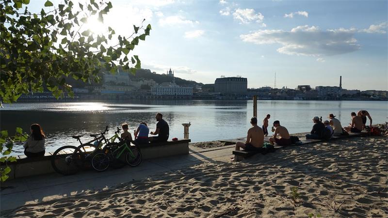 Drohnenalarm in Kiew – Leben zwischen Angst und Alltag In Kiew gibt es trotz der Gefahr auch Momente der Entspannung. (Archivbild)