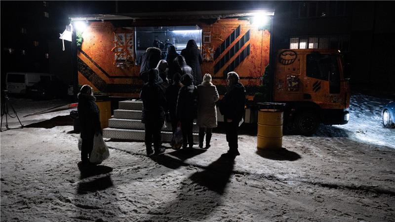 In Kiew stehen Bürger für warme Mahlzeiten Schlange, da es in vielen Häusern weder Strom noch Fernwärme gibt.
