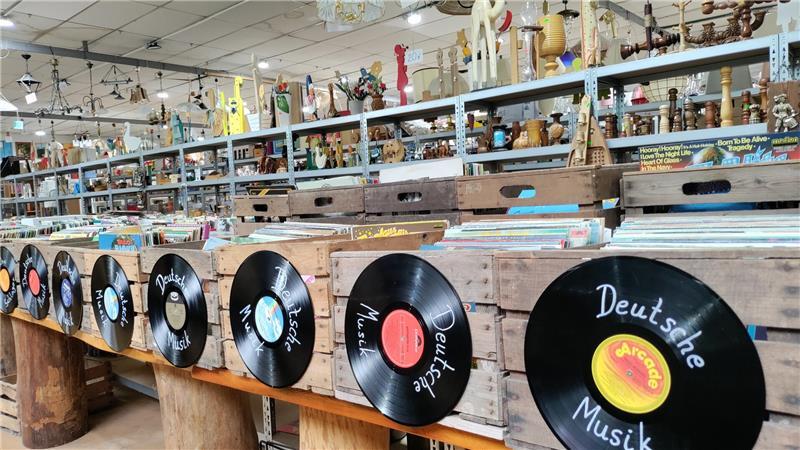 Dirk und Marinas Flohmarkthalle in Stade: Ein Paradies für Trödel-Fans In Kisten voller alter Schallplatten kann gestöbert werden.