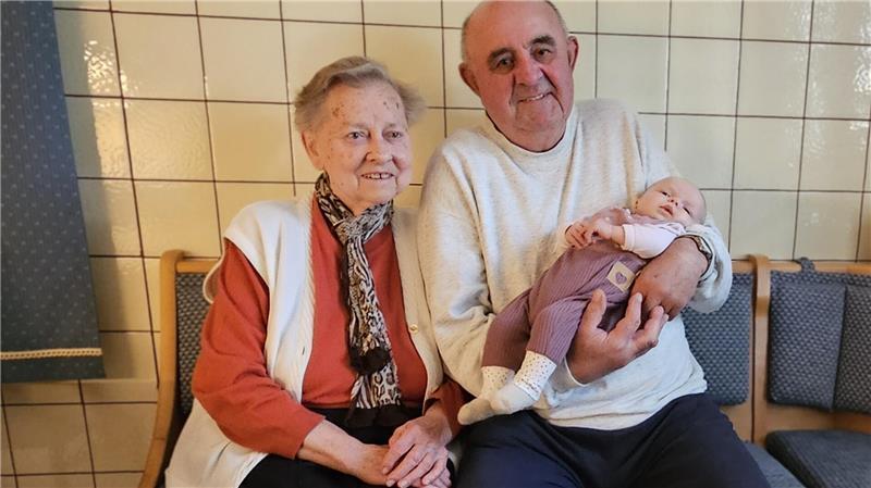 „Im Herzen sind wir eins“: Zwei Geest-Dörfer feiern das Dorfleben In Klein Wangersen sind die ältesten Einwohner Helga (86) und Gerhard Klintworth (84). Lene Sophie Wohlers ist mit drei Monaten die jüngste.