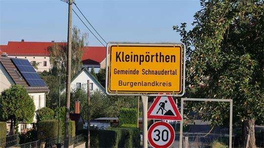 In Kleinpörthen im Süden Sachsen-Anhalts sind ein 38-jähriger Vater und sein fünfjähriger Sohn bei einem Hausbrand ums Leben gekommen. 
