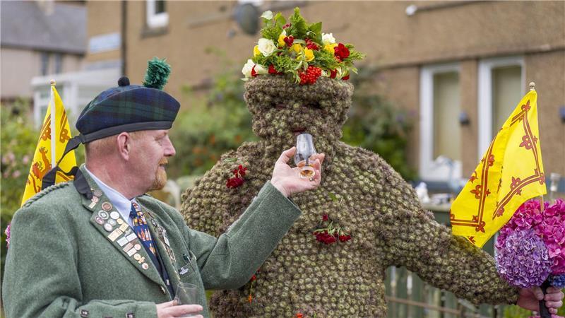 Bilder des Tages In Kletten gehüllt zieht Andrew Taylor als „Burryman“ durch eine Stadt bei Edinburgh. Bei dem jahrhundertealten Ritual teilt er Whisky, sammelt Spenden für wohltätige Zwecke – und soll Glück bringen.
