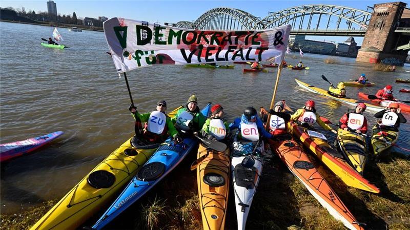 Proteste gegen AfD und CDU-Kurs - Polizei: 160.000 in Berlin In Köln demonstrieren Wassersportler auf dem Rhein.