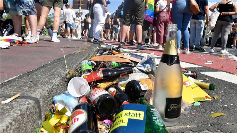 In Köln liegen leere Pfandflaschen am Straßenrand. (Archivbild)
