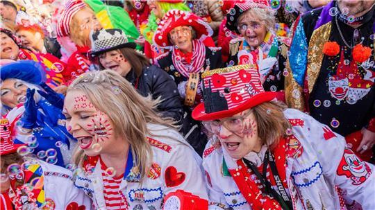 In Köln und anderen Städten wird der Karnevalsauftakt gefeiert.