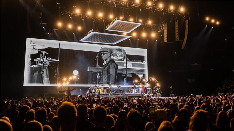 Umstritten, aber zurück: Xavier Naidoo startet seine Tour In Köln verfolgten Tausende Menschen den Auftakt der Tour „Bei meiner Seele“.