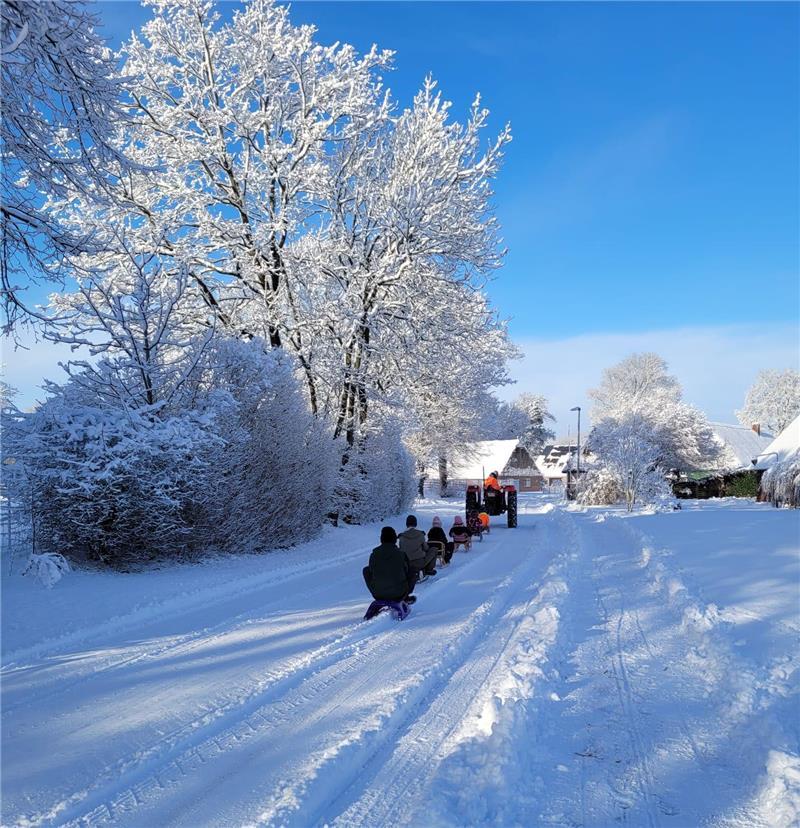 In Kranenburg zog Leser Jan-Heinz von Glahn zwölf Kinder auf ihren Schlitten hinter seinem Trecker her.