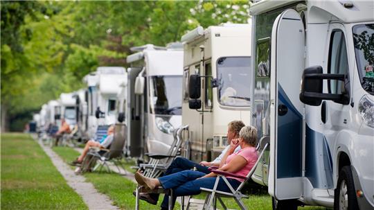In Krummendeich sind 16 Wohnmobilstellplätze und sechs Plätze für Tiny Houses mitten im Grünen geplant. Symbolfoto: pa/dpa