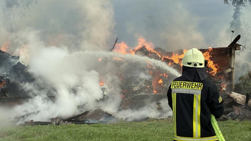 In Kutenholz-Essel ist nahe der L123 eine Scheune in Brand geraten.