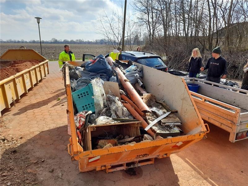 Ärgernis Wildmüll: Sammelaktionen im Kreis zeigen ganzes Ausmaß In Kutenholz war der Container randvoll mit Wildmüll gefüllt. Foto: Heimat- und Kulturkreis Kutenholz