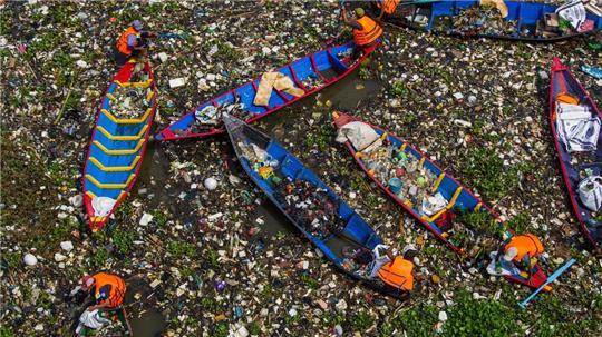 In Ländern wie Indien, wo es oft kein gutes Abfallmanagement gibt, gelangt viel Plastikmüll in die Umwelt.