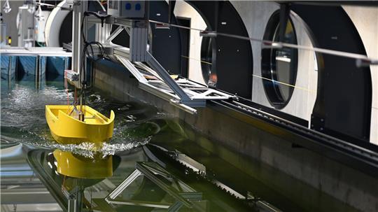 In Leer wird der Zukunftskutter im Modell schon getestet - nun steht die Entwicklung eines Prototypen an. 