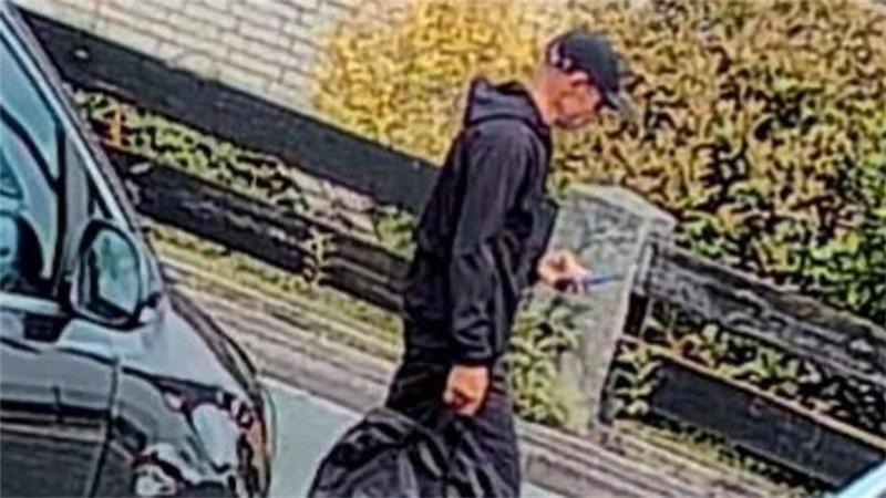 In Lehrte soll ein Trickbetrüger nach einem Schockanruf rund 100.000 Euro bei einem Senior abgeholt haben. 