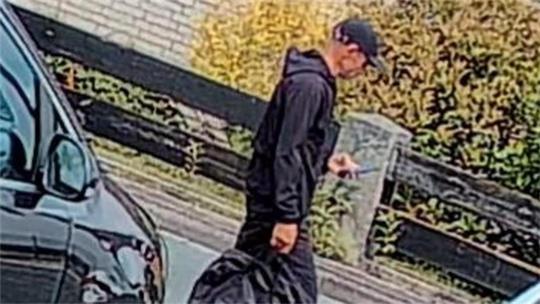 In Lehrte soll ein Trickbetrüger nach einem Schockanruf rund 100.000 Euro bei einem Senior abgeholt haben.