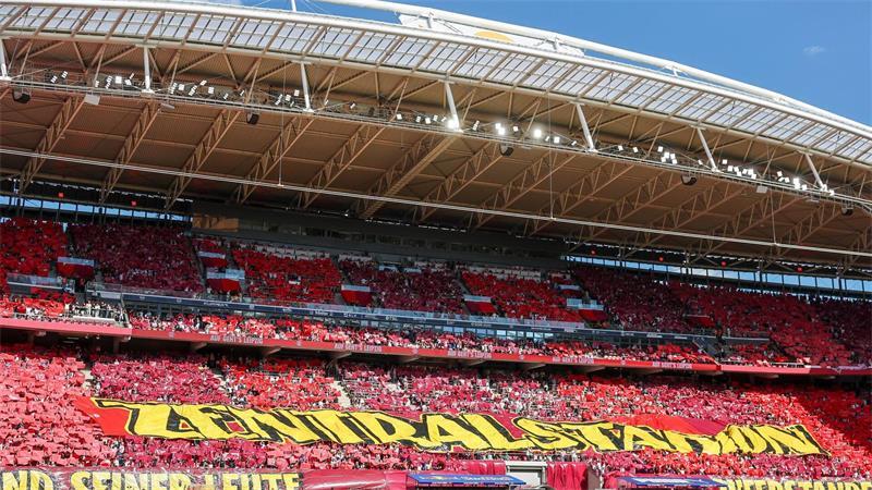 Traumdebüt für Demichelis als RB-Trainer: 3:0 gegen Gladbach In Leipzig wurden 70 Jahre Zentralstadion mit einer Choreographie gefeiert.