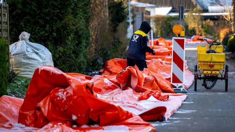 In Lilienthal wird ein mobiler Deich wieder abgebaut.