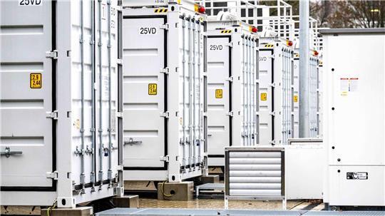In Lingen betreibt der Energiekonzern RWE bereits einen Batteriespeicher mit 45 Megawatt Leistung. Ein neuer soll 400 Megawatt haben - und der größte in Niedersachsen werden.