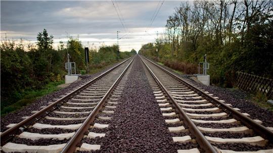 In Lingen stirbt ein älterer Radfahrer an einem Bahnübergang