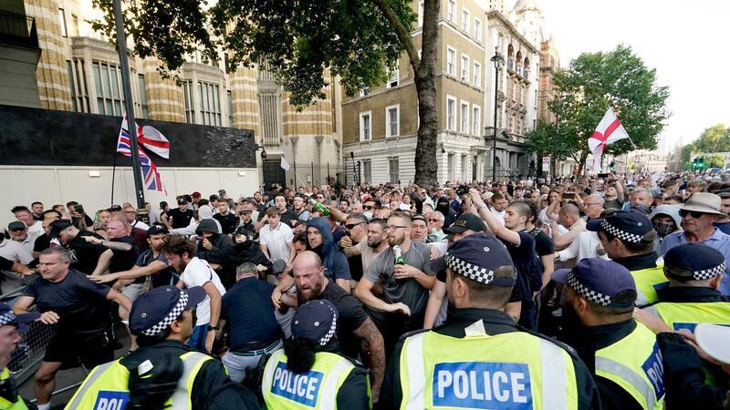 In London eskalierten Proteste von Ultranationalisten.