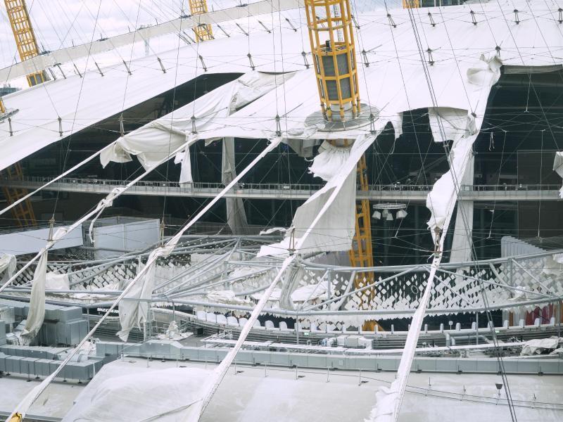 In London hat der Sturm das Dach der O2 Arena beschädigt. Foto: Stefan Rousseau/PA Wire/dpa