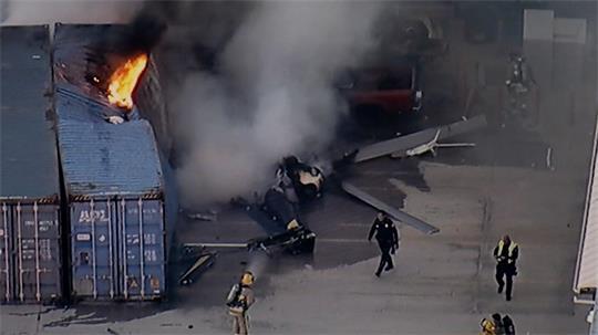 In Los Angeles ist ein Hubschrauber abgestürzt und in Flammen aufgegangen.