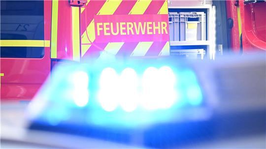 In Lübeck musste die Feuerwehr einen brennenden Krankentransporter löschen. (Symbolbild)
