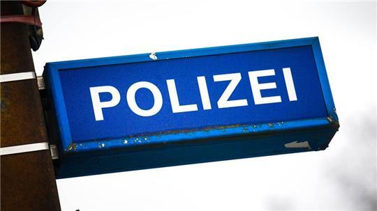 In Lübeck wird ein 78 Jahre alter Mann Opfer eines Schockanrufers. Ein Unbekannter erbeutet dabei Bargeld und Uhren im Wert von rund 50.000 Euro.