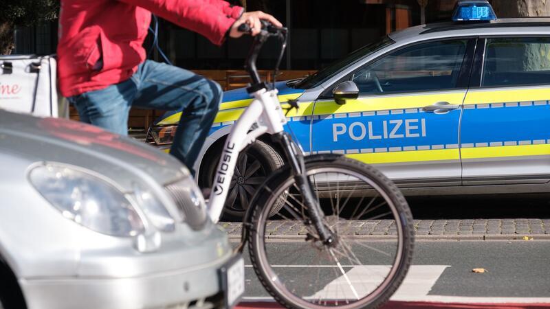 In Lüneburg brachte ein Fahrradfahrer eine Radfahrerin zu Fall.