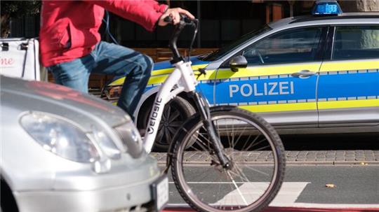 In Lüneburg brachte ein Fahrradfahrer eine Radfahrerin zu Fall.