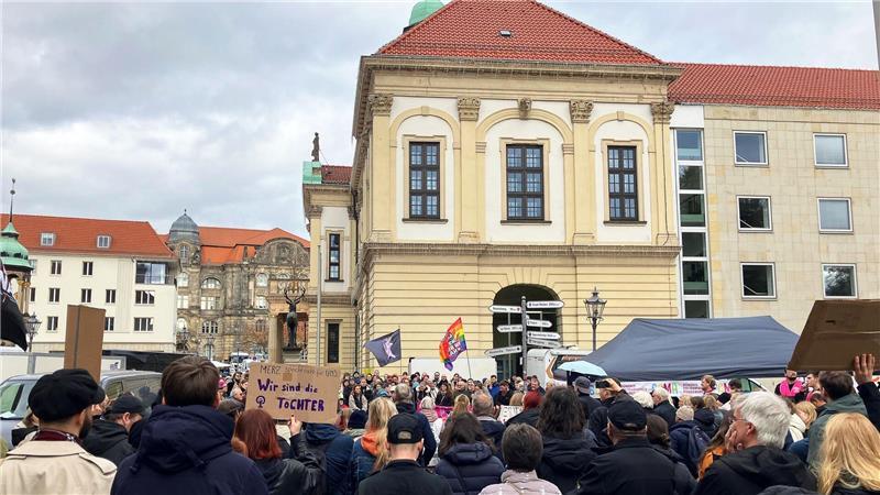 Demos gegen Merz-Äußerung - „Friedrich“-Protestsong In Magdeburg gingen am Samstag rund 300 Menschen auf die Straße.