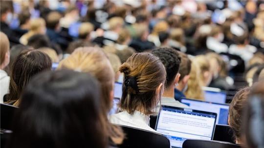 In Mathematik und den Naturwissenschaften sind in Hamburg laut einer Studie sogar fast zwei Drittel aller Studienangebote zulassungsbeschränkt. (Archivbild)
