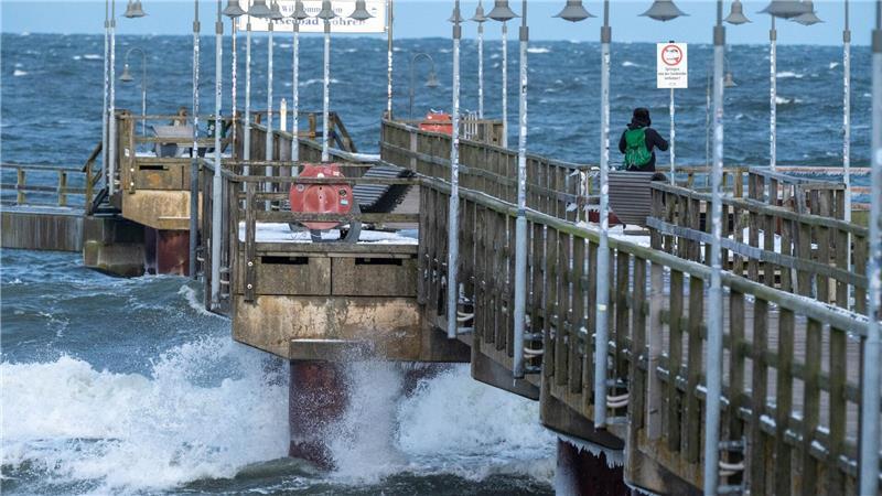 In Mecklenburg-Vorpommern blieb das Hochwasser unter der Sturmflutmarke von einem Meter über normal.
