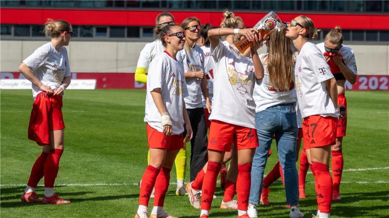 Bayern-Frauen feiern Meister-Hattrick - „Fühlt sich mega an“ In Meister-Shirts und mit Bier feiern die Bayern-Fußballerinnen den Titel.