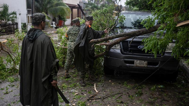 Sturm „Beryl“ rückt langsam auf Texas vor In Mexiko stürzten Bäume um, viele Haushalte sind ohne Strom.