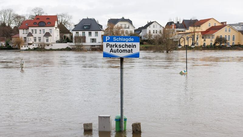 Dauereinsatz in den Hochwassergebieten In Minden (Nordrhein-Westfalen) ist die Weser über die Ufer getreten,