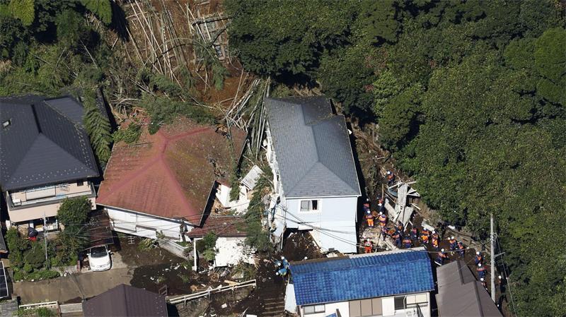 In Miura in der Präfektur Kanagawa im Osten Japans wurden Häuser teilweise von einer Schlammlawine verschüttet.