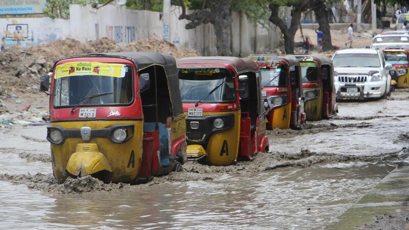 In Mogadischu sind Straßen nach starkem Regen überflutet.