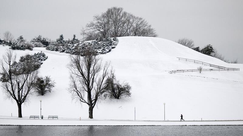 Winterliche Temperaturen und Sonnenschein im ganzen Land In München liegt Schnee.