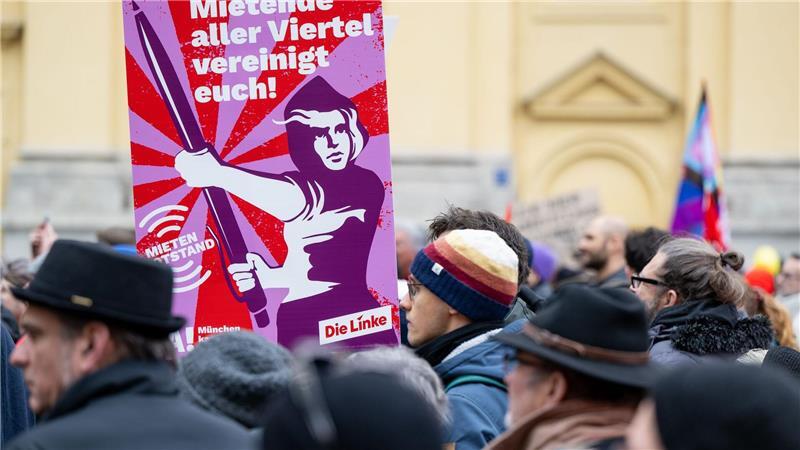 In München und anderen Großstädten formiert sich mittlerweile Widerstand gegen die stetig steigenden Mieten. Anders als Ifo-Präsident Fuest fordern die Demonstranten jedoch eine Verschärfung der Mietpreisbremse. (Archivbild)