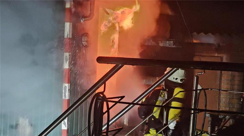 Flammen schlagen aus Sauna-Wagen - Wäschetrockner brennt im Alten Land In Mulsum brannte ein umgebauter Bauwagen aus.