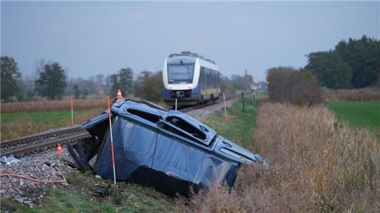 In Mulsum ist es am Freitag gegen 13.15 Uhr zu einem tödlichen Unfall mit einem Zug gekommen. Eine Autofahrerin starb, zwei Kinder wurden schwer verletzt.